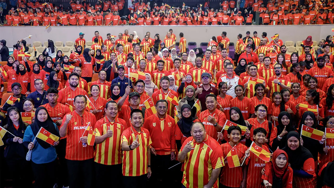 SHAH ALAM, 26 Julai -- Menteri Besar Selangor Datuk Seri Amirudin Shari bergambar bersama atlet Selangor pada Majlis Penyerahan Bendera Kontinjen Negeri Selangor ke Temasya Sukan Malaysia (SUKMA) dan Para SUKMA Selangor 2026 di Auditorium Dewan Jubli Perak, Sultan Abdul Aziz hari ini._BERNAMA