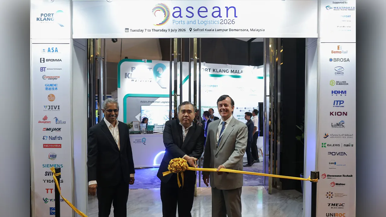Kuala Lumpur , 8 Julai 2026.Menteri Pengangkutan , Loke Siew Fook melakukan gimik perasmian berikutan Majlis Perasmian ASEAN Ports and Logistics 2026 Hotel Sofitel Kuala Lumpur Damansara.Astro AWANI / SHAHIR OMAR