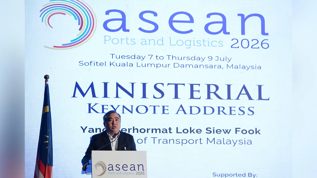 Kuala Lumpur , 8 Julai 2026.Menteri Pengangkutan , Loke Siew Fook menyampaikan ucapan berikutan Majlis Perasmian ASEAN Ports and Logistics 2026 Hotel Sofitel Kuala Lumpur Damansara.Astro AWANI / SHAHIR OMAR