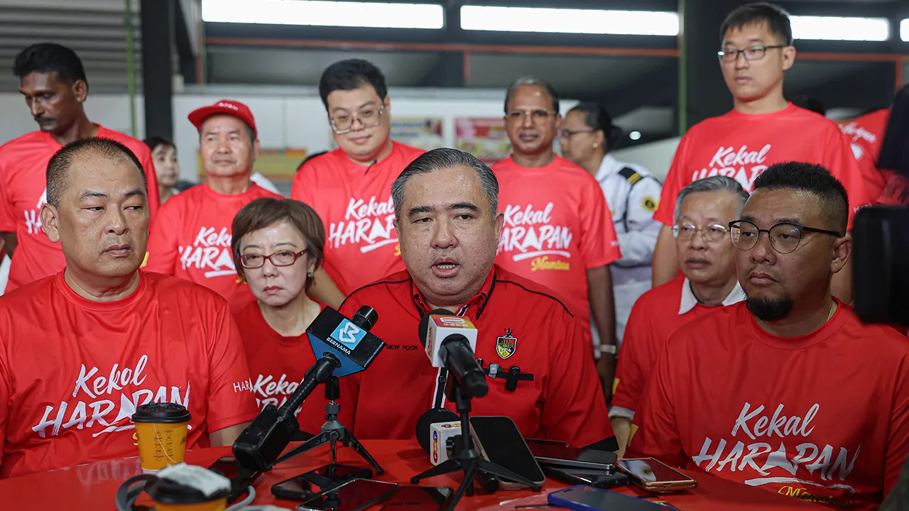 SEREMBAN, 19 Julai -- Setiausaha Agung DAP dan juga calon Dewan Undangan Negeri (DUN) N01 Chennah Anthony Loke bercakap ketika sidang media pada sesi walkabout bersama calon Pakatan Harapan di Pasar Besar Seremban hari ini.Turut sama calon Pakatan Harapan Dewan Undangan Negeri (DUN) N23 Mambau Lee Kai Yet (kanan) dan calon N22 Rahang Siau Meow Kong.