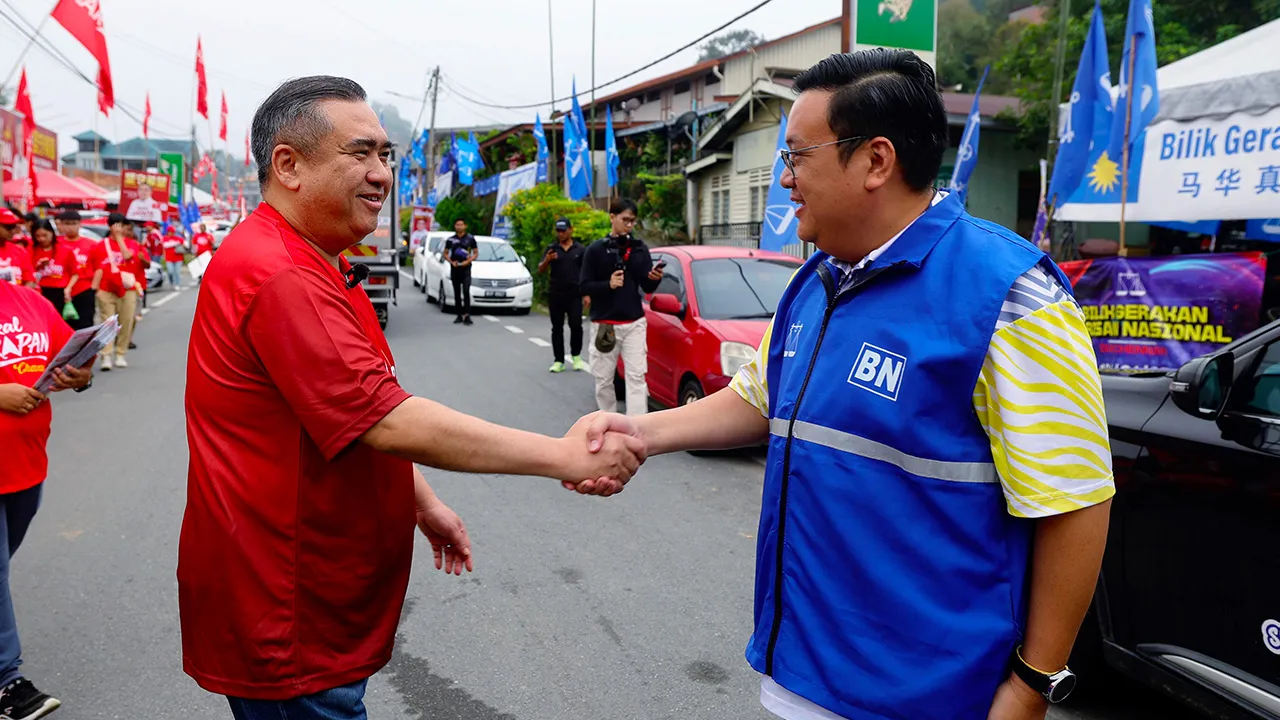 JELEBU, 20 Julai -- Setiausaha Agung DAP yang juga calon Dewan Undangan Negeri (DUN) Chennah Anthony Loke (kiri) bersalaman bersama pesaingnya dari Barisan Nasional Siow Kong Choo ketika berkempen sempena Pilihan Raya Negeri (PRN) Negeri Sembilan ke-16 di Pekan Titi hari ini.