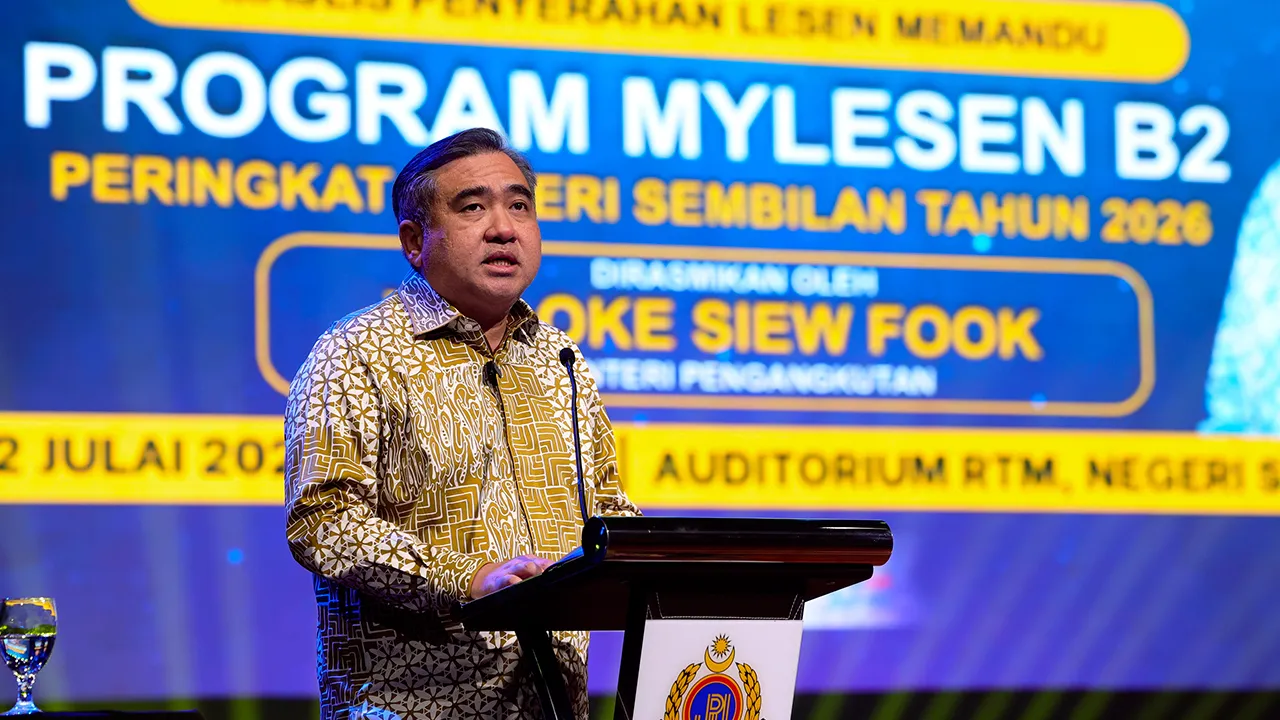 SEREMBAN, 2 Julai -- Menteri Pengangkutan Anthony Loke berucap pada Majlis Penyerahan Lesen Memandu sempena Program MyLesen (B2) peringkat Negeri Sembilan di Auditorium Radio Televisyen Malaysia (RTM) hari ini._BERNAMA