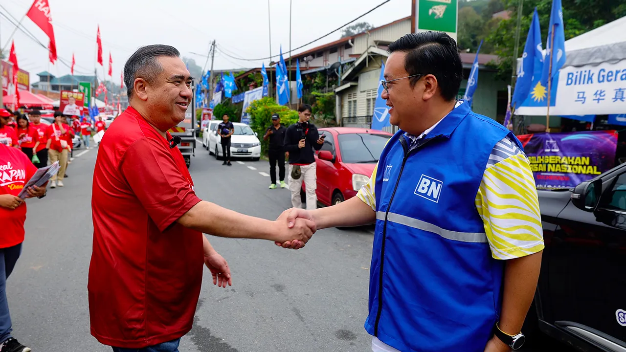 JELEBU, 20 Julai -- Setiausaha Agung DAP yang juga calon Dewan Undangan Negeri (DUN) Chennah Anthony Loke (kiri) bersalaman bersama pesaingnya dari Barisan Nasional Siow Kong Choo ketika berkempen sempena Pilihan Raya Negeri (PRN) Negeri Sembilan ke-16 di Pekan Titi hari ini.  --fotoBERNAMA (2026) HAK CIPTA TERPELIHARA