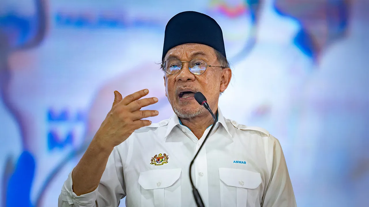 IPOH, 19 Julai -- Perdana Menteri Datuk Seri Anwar Ibrahim berucap pada Majlis Perasmian Himpunan Pondok dan Sekolah Agama Perak di Maahad Al-Ummah, Chemor hari ini.