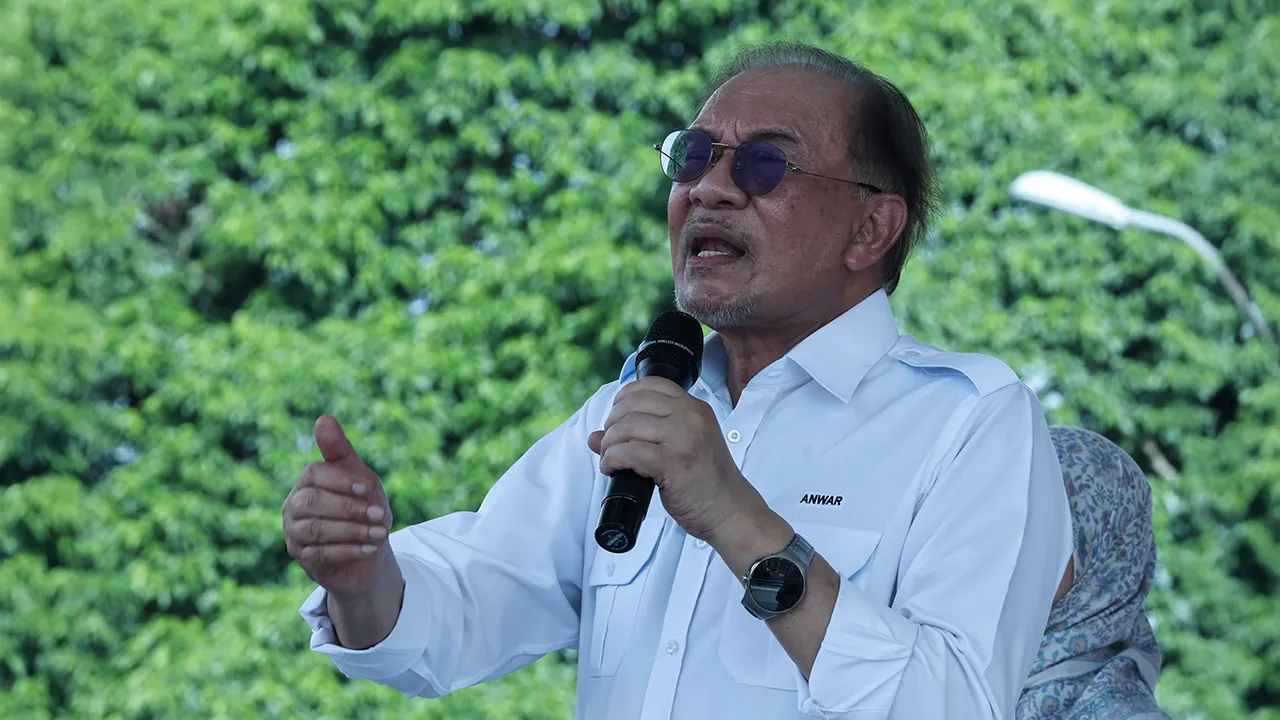 SEGAMAT, 5 Julai -- Perdana Menteri Datuk Seri Anwar Ibrahim yang juga Pengerusi Pakatan Harapan berucap pada Program Jelajah Harapan Felda sempena kempen Pilihan Raya Negeri Johor Ke-16 di Dataran Kompleks Felda Palong Timur 2, hari ini.