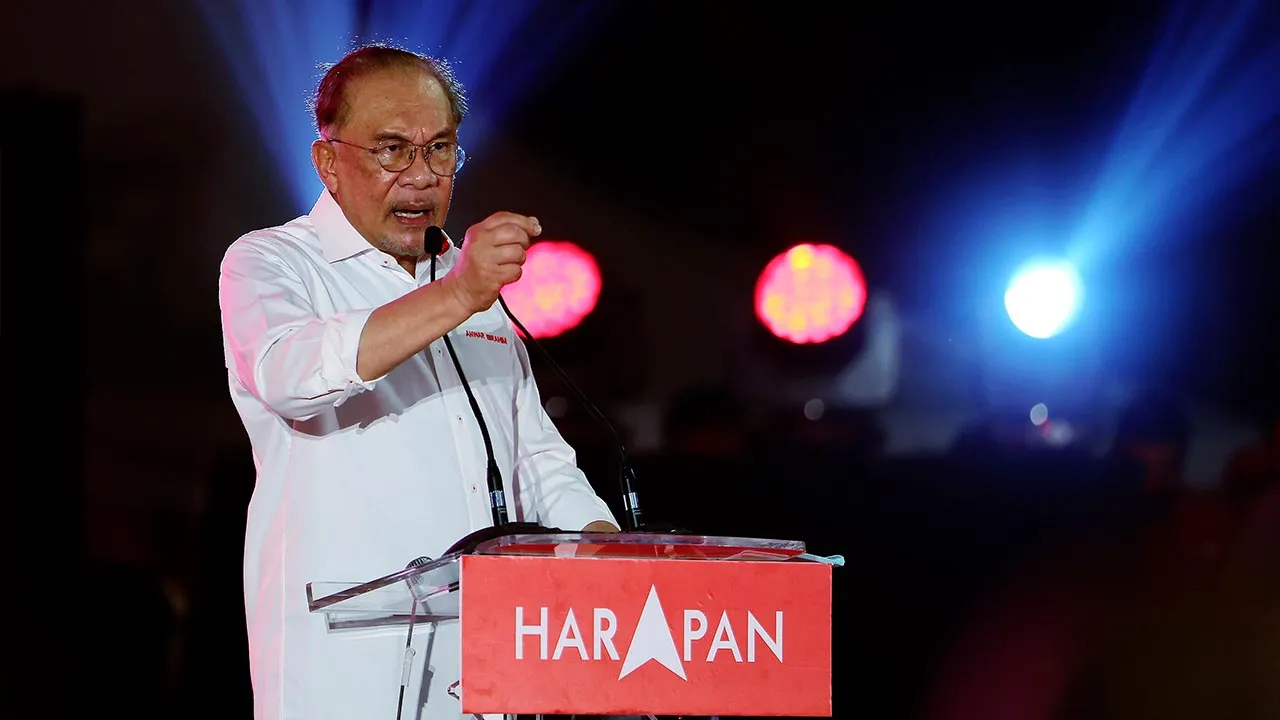 KUALA PILAH, 14 Julai -- Perdana Menteri merangkap Pengerusi Pakatan Harapan (PH) Datuk Seri Anwar Ibrahim ketika berucap pada Majlis Pengumuman Calon PH sempena Pilihan Raya Negeri (PRN) Negeri Sembilan Ke-16 di Dataran Melang malam ini.