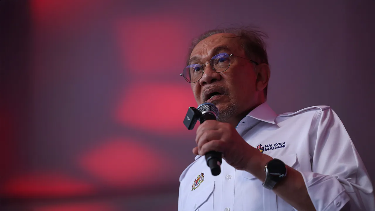 JELEBU, 29 Julai -- Perdana Menteri Datuk Seri Anwar Ibrahim semasa menyampaikan ucapan pada Sesi Minum Petang Bersama PMX Dewan Undangan Negeri (DUN) Chennah di Simpang Durian, hari ini.