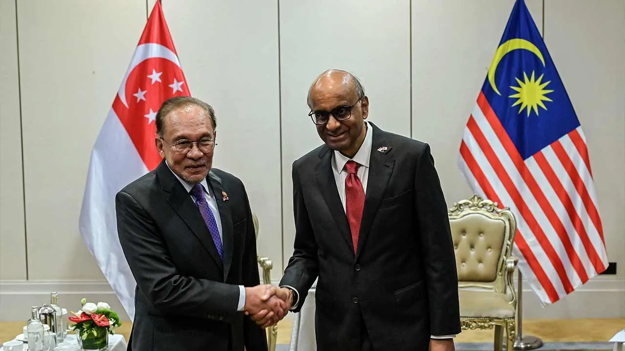 KUALA LUMPUR, July 13 -- Prime Minister Datuk Seri Anwar Ibrahim (left) receives a courtesy call from Singaporean President Tharman Shanmugaratnam today in conjunction with the latter's three-day state visit to Malaysia from July 13 to 15.  --fotoBERNAMA (2026) COPYRIGHT RESERVED  KUALA LUMPUR, 13 Julai -- Perdana Menteri Datuk Seri Anwar Ibrahim (kiri) menerima kunjungan hormat daripada Presiden Singapura Tharman Shanmugaratnam hari ini bersempena lawatan negara beliau ke Malaysia selama tiga hari dari 13 