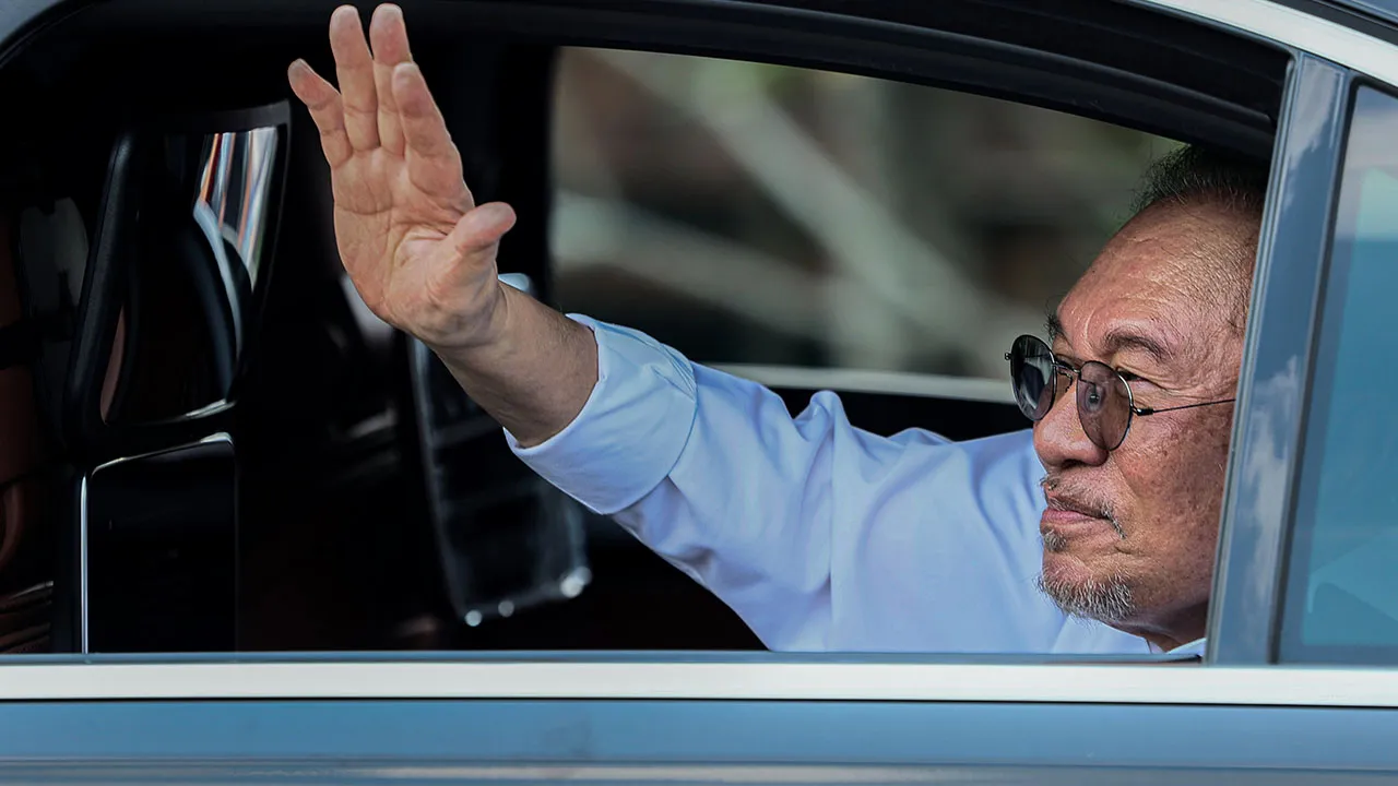 BATU PAHAT, 5 Julai -- Perdana Menteri merangkap Pengerusi Pakatan Harapan (PH) Datuk Seri Anwar Ibrahim melambai tangan sebaik hadir pada Program Kenduri Rakyat di Villa Kemboja, Semerah hari ini._BERNAMA