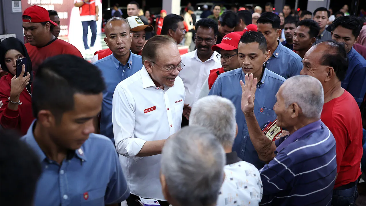 TANGKAK, 5 Julai -- Perdana Menteri Datuk Seri Anwar Ibrahim yang juga Pengerusi Pakatan Harapan beramah mesra bersama orang ramai pada sesi ramah mesra Dewan Undangan Negeri (DUN) Gambir bersama Perdana Menteri sempena kempen Pilihan Raya Negeri (PRN) Johor Ke-16 di Medan Selera Sin Tian Di, Bukit Gambir, hari ini._BERNAMA