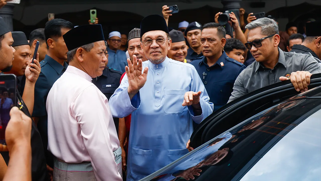 PORT DICKSON, 24 Julai -- Perdana Menteri Datuk Seri Anwar Ibrahim beramah mesra bersama penduduk selepas menunaikan solat Jumaat di Masjid Qariah Kampung Sawah Sunggala hari ini._BERNAMA
