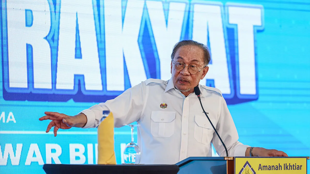 BATU PAHAT, 5 Julai -- Perdana Menteri merangkap Pengerusi Pakatan Harapan (PH) Datuk Seri Anwar Ibrahim menyampaikan ucapan pada Program Kenduri Rakyat di Villa Kemboja, Semerah hari ini._BERNAMA