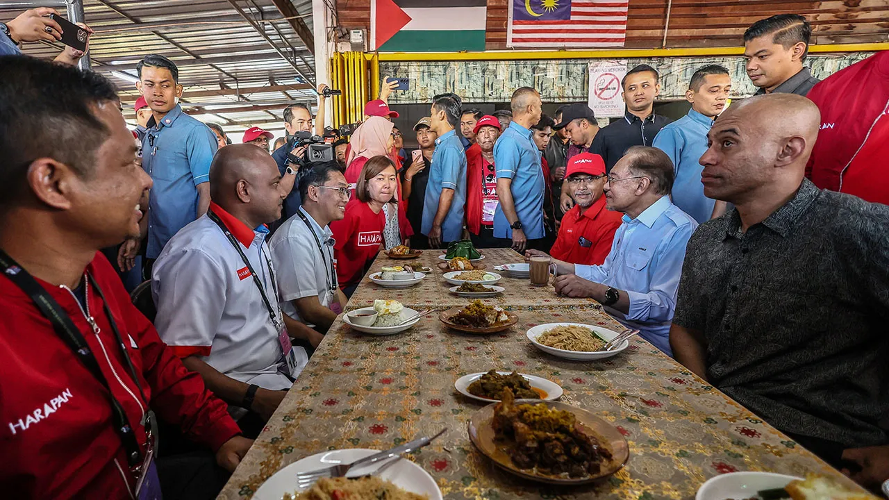 SIMPANG RENGGAM, 5 Julai -- Perdana Menteri merangkap Pengerusi Pakatan Harapan (PH) Datuk Seri Anwar Ibrahim menikmati sarapan di Warung Pak Din, Simpang Renggam hari ini._BERNAMA