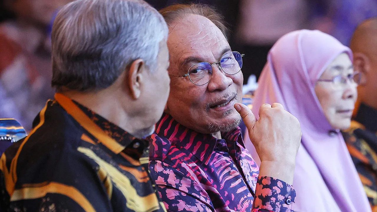IPOH, 16 Mei -- Perdana Menteri Datuk Seri Anwar Ibrahim berbual bersama Timbalan Perdana Menteri Datuk Seri Dr Ahmad Zahid Hamidi ketika hadir pada Sambutan Hari Guru Peringkat Kebangsaan Kali Ke-55 Tahun 2026 hari ini.  Turut hadir isteri Perdana Menteri Datuk Seri Dr Wan Azizah Wan Ismail.  --fotoBERNAMA (2026) HAK CIPTA TERPELIHARA