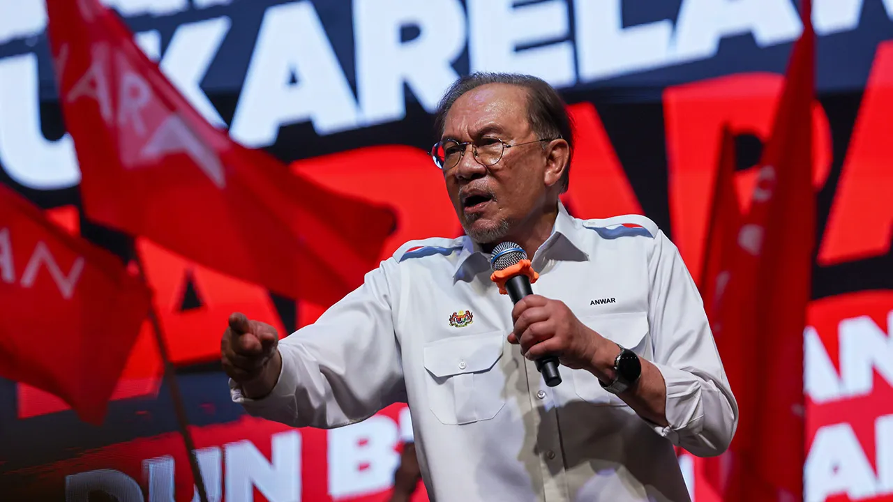 MUAR, 5 Julai -- Perdana Menteri Datuk Seri Anwar Ibrahim yang juga Pengerusi Pakatan Harapan semasa menyampaikan ucapan pada Program Temu Anwar dan Pelancaran Sukarelawan Dewan Undangan Negeri (DUN) Bukit Naning sempena kempen Pilihan Raya Negeri Johor Ke-16 hari ini.  --fotoBERNAMA (2026) HAK CIPTA TERPELIHARA