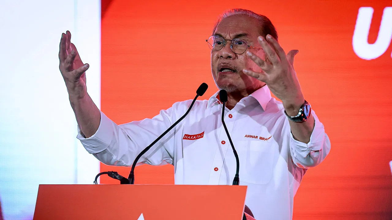 JOHOR BAHRU, 9 Julai -- Perdana Menteri Datuk Seri Anwar Ibrahim berucap pada program “Yok! Merahkan Johor! Undi Harapan” di Padang Awam Taman Pelangi Indah, di sini, malam ini.  --fotoBERNAMA (2026) HAK CIPTA TERPELIHARA
