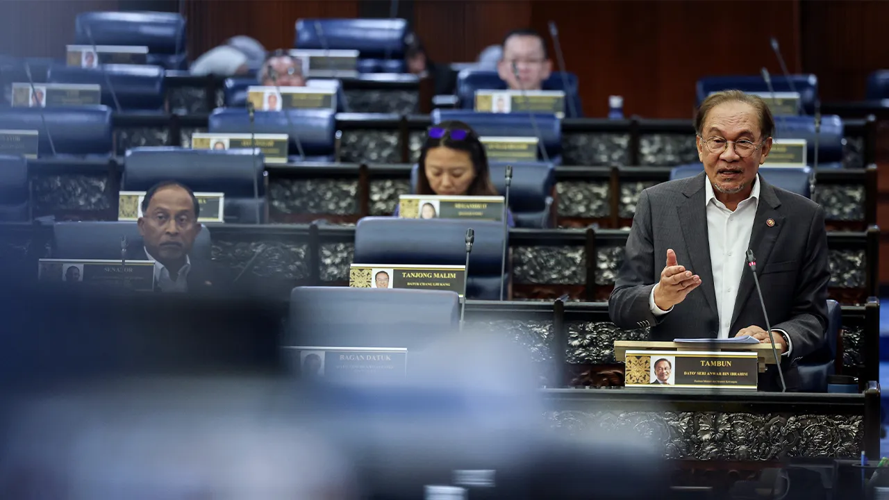 KUALA LUMPUR, 7 Julai -- Perdana Menteri, Datuk Seri Anwar Ibrahim menjawab soalan pada Waktu Pertanyaan-Pertanyaan Menteri sempena Mesyuarat Kedua, Penggal Kelima, Majlis Parlimen Kelima Belas di Bangunan Parlimen hari ini.  Kerajaan akan mendapatkan maklumat lanjut dan mengadakan perbincangan dengan syarikat minyak berhubung dakwaan bahawa pengusaha stesen minyak menanggung kerugian semasa peralihan pelaksanaan penambahbaikan subsidi bahan api sebelum ini.  --fotoBERNAMA (2026) HAK CIPTA TERPELIHARA