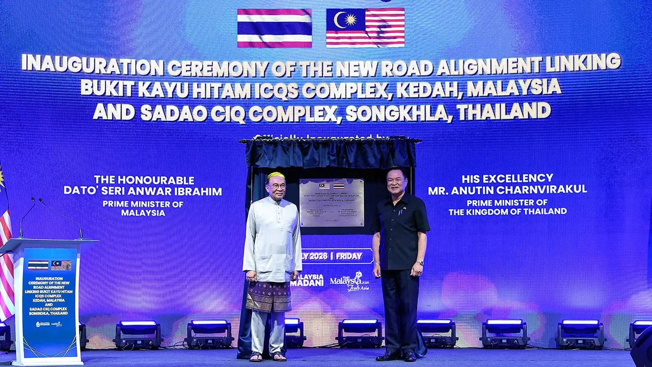 BUKIT KAYU HITAM, 10 Julai -- Perdana Menteri Datuk Seri Anwar Ibrahim bersama rakan sejawatnya dari Thailand Anutin Charnvirakul menyempurnakan Majlis Perasmian Jajaran Jalan Baharu Menghubungkan Kompleks Imigresen, Kastam, Kuarantin dan Keselamatan (ICQS) Bukit Kayu Hitam dengan Kompleks Kastam, Imigresen dan Kuarantin (CIQ) Sadao, Thailand, hari ini._BERNAMA