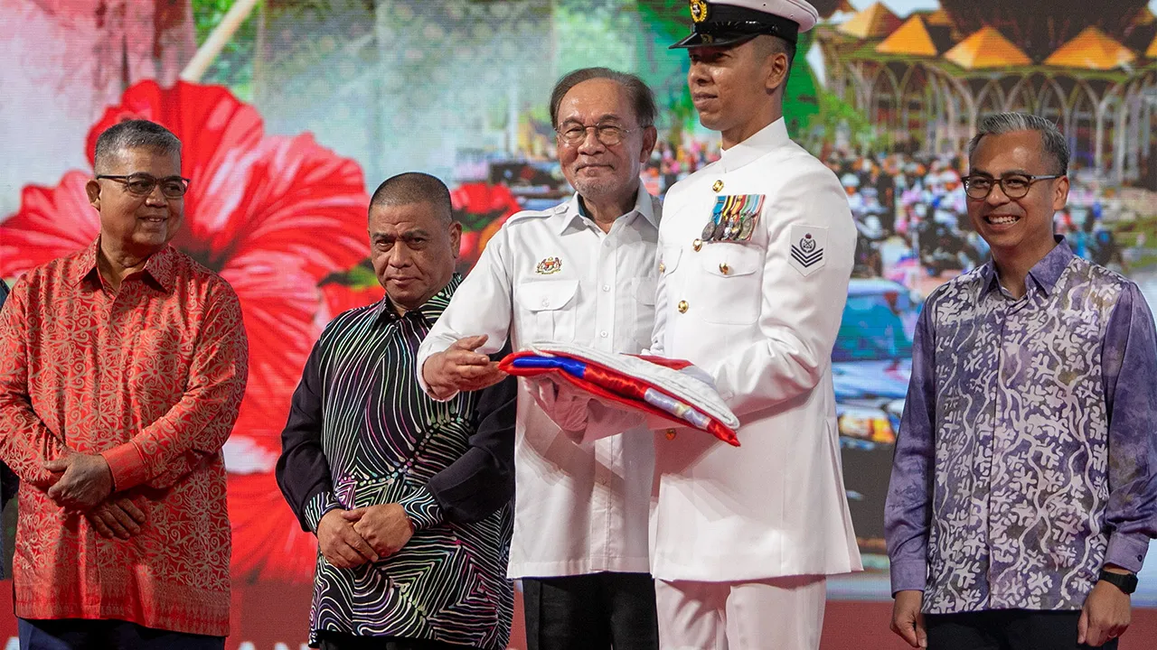 IPOH, 19 Julai -- Perdana Menteri Datuk Seri Anwar Ibrahim menyampaikan Jalur Gemilang sempena upacara menaikkan bendera pada Majlis Pelancaran Bulan Kebangsaan dan Kibar Jalur Gemilang 2026 (MPBKKJG 2026) yang berlangsung di Institut Latihan Kementerian Kesihatan Malaysia Sultan Azlan Shah (ILKKM SAS), Tanjung Rambutan, hari ini._BERNAMA