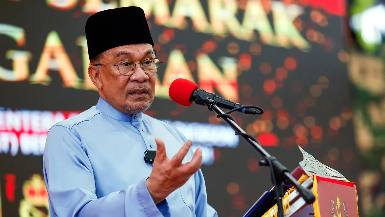 PORT DICKSON, 24 Julai -- Perdana Menteri Datuk Seri Anwar Ibrahim berucap hadir ke Program Semarak Kenegaraan di Hangar Pusat Latihan Asas Tentera Darat (Pusasda), hari ini._BERNAMA