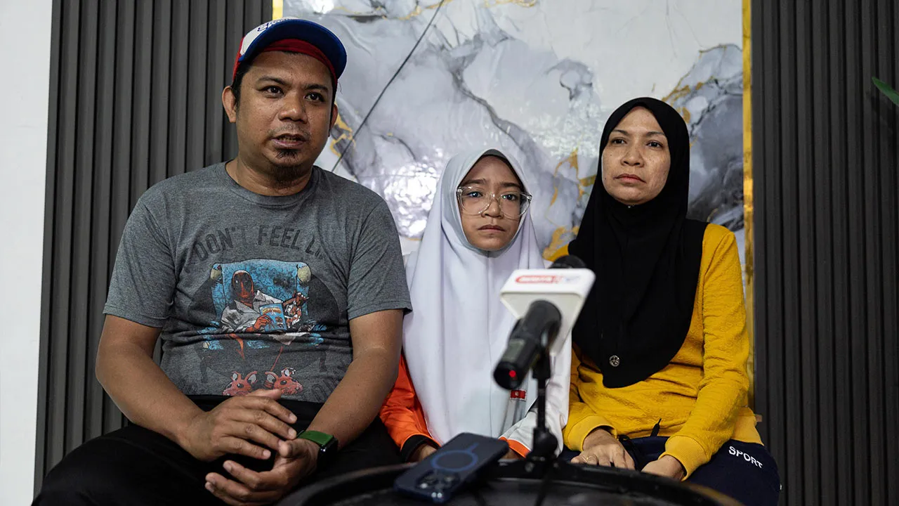 Caption IPOH, 14 Julai -- Bapa, Reduan Saad, 41, menerangkan tentang keadaan kesihatan anak perempuannya, Arissa El Zahra Reduan, 13, yang memerlukan bantuan sebanyak RM10,000 bagi membolehkan anaknya menjalani pembedahan skoliosis pada 8 Sept di Hospital Raja Permaisuri Bainun (HRPB) ketika ditemui di Taman Utama Bercham hari ini.  Beliau berkata, dia hanya menyedari Arissa menghidap penyakit itu ketika Arissa berusia 10 tahun selepas mendapati kedua-dua bahu anaknya tidak seimbang dan tulang belakangnya m