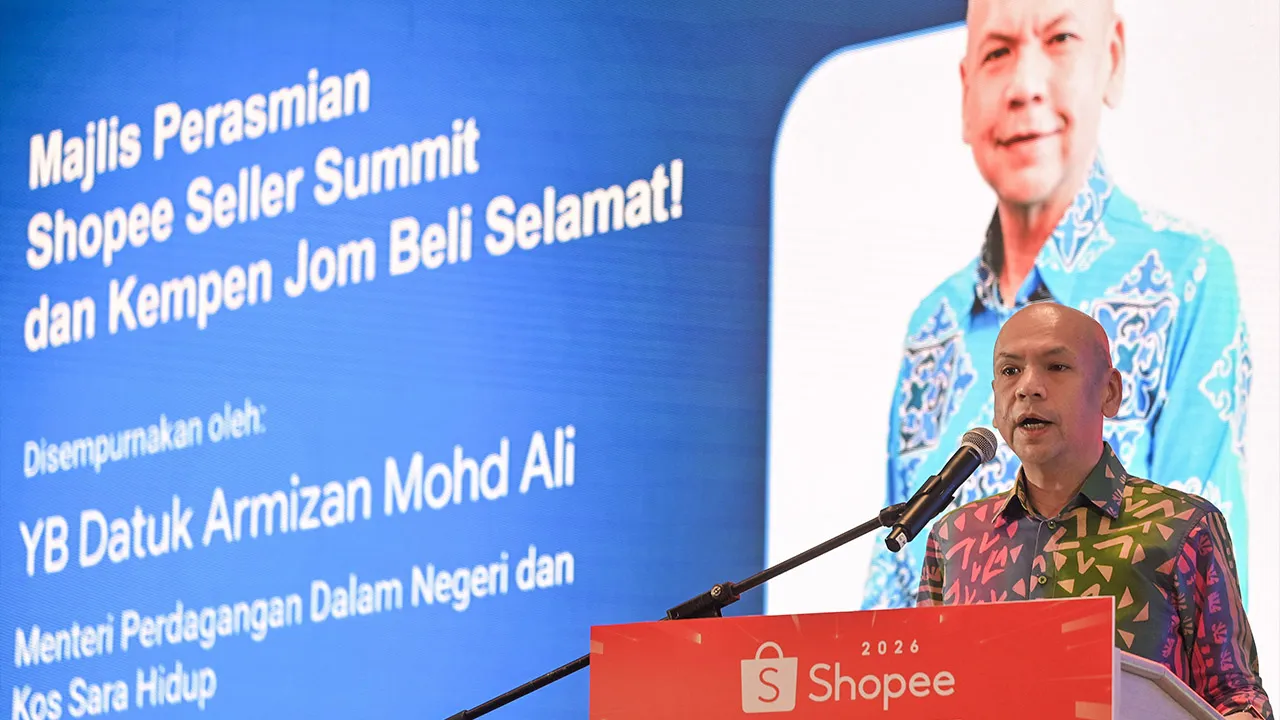 KUALA LUMPUR, 2 Julai -- Menteri Perdagangan Dalam Negeri dan Kos Sara Hidup, Datuk Armizan Mohd Ali berucap pada perasmian Shopee Seller Summit dan Kempen Jom Beli Selamat hari ini._BERNAMA