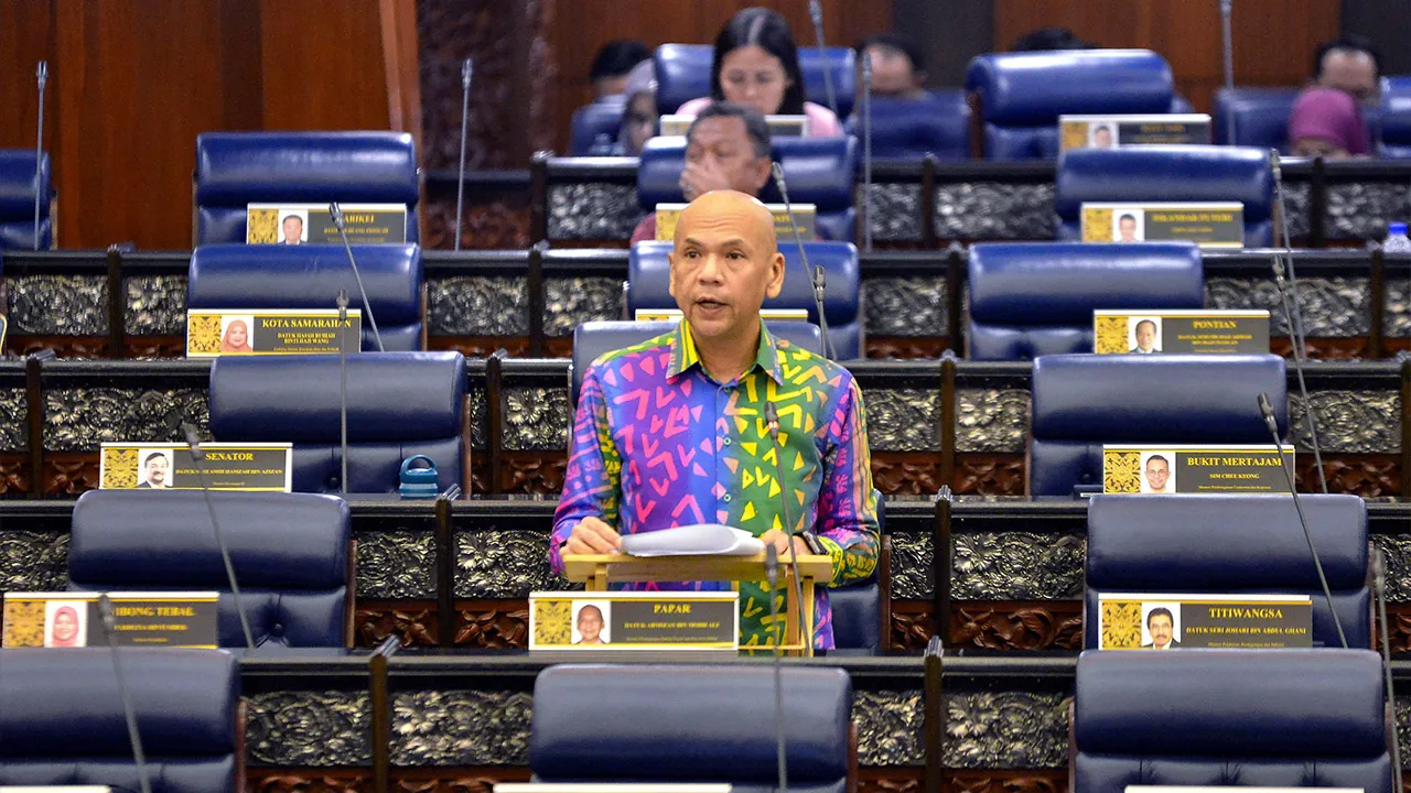 KUALA LUMPUR, 2 Julai -- Menteri Perdagangan Dalam Negeri dan Kos Sara Hidup Datuk Armizan Mohd Ali ketika hadir pada Mesyuarat Kedua, Penggal Kelima, Parlimen Ke-15 Dewan Rakyat di Bangunan Parlimen hari ini._BERNAMA