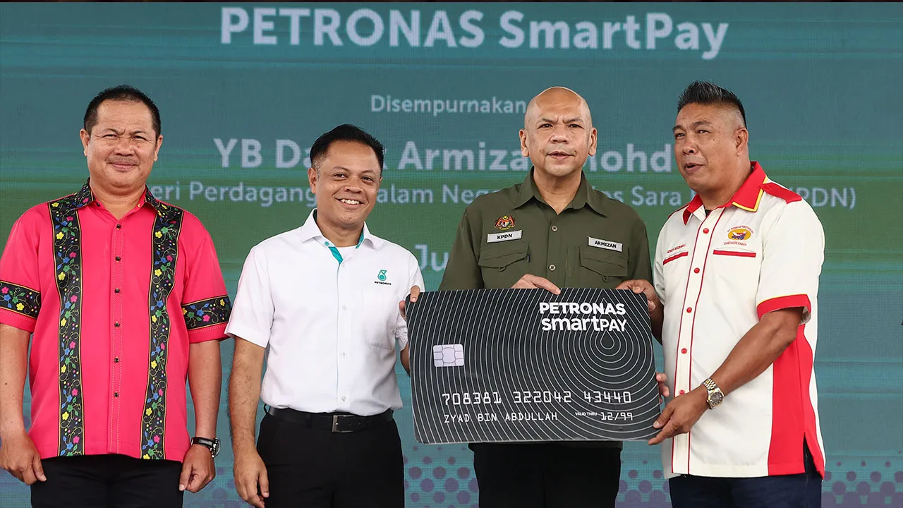 SANDAKAN, 26 Julai -- Menteri Perdagangan Dalam Negeri dan Kos Sara Hidup Datuk Armizan Mohd Ali (tiga, kiri) menyaksikan penyerahan Fleet Card Sistem Kawalan Diesel Bersubsidi (SKDS) oleh Pengurus Besar, Bahagian Runcit - Bahagian Api, PETRONAS Dagangan Berhad Mohd Feiruz Mohd Ghazal (dua, kiri) kepada wakil syarikat perniagaan pada majlis penyerahan Fleet Card SKDS sempena program Jom Malaysia di Kompleks Sukan Sandakan hari ini._BERNAMA