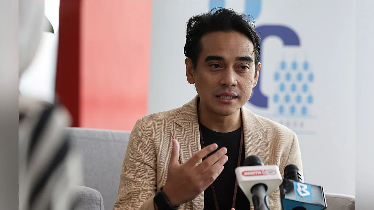 KUALA LUMPUR, 10 Jun -- Ketua Pengarah Penyiaran Radio Televisyen Malaysia (RTM) Ashwad Ismail ketika sesi temu bual mengenai siaran Piala Dunia 2026 di Menara Angkasapuri hari ini.  Ashwad berkata peminat bola sepak tempatan boleh mengikuti kejohanan bola sepak berprestij itu menerusi RTMKlik, saluran RTM di platform MYTV serta Unifi TV.  Program Grandstand Piala Dunia 2026 RTM dijadual bermula pada 1 pagi Jumaat ini (12 Jun), menjelang perlawanan pembukaan antara Mexico dan Afrika Selatan pada 3 pagi wakt