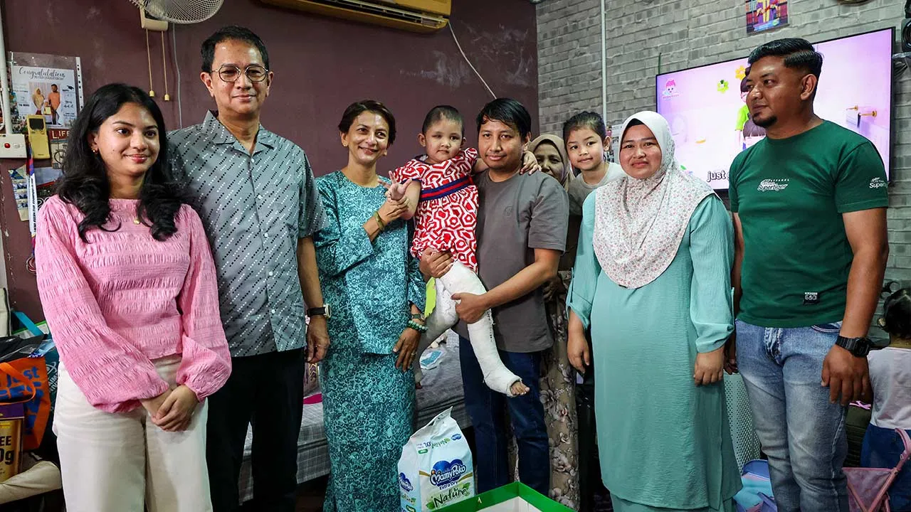 KEPALA BATAS, 18 Julai -- Raja Muda Kedah Tengku Sarafudin Badlishah Ibni Al Aminul Karim Sultan Sallehuddin bersama Raja Puan Muda Kedah Che Puan Muda Zaheeda Mohamad Ariff dan anakanda mereka Tunku Zara Bahiyah berkenan bergambar bersama adik Aulia Sofea Ahmad Shafiq, 3 serta anggota keluarga penjaganya di Taman Bertam Putra hari ini.  Aulia terselamat dalam kemalangan jalan raya yang mengorbankan enam ahli keluarganya termasuk ibu bapa dan adiknya di Sungai Petani bulan lepas.  -- fotoBERNAMA (2026) HAK 