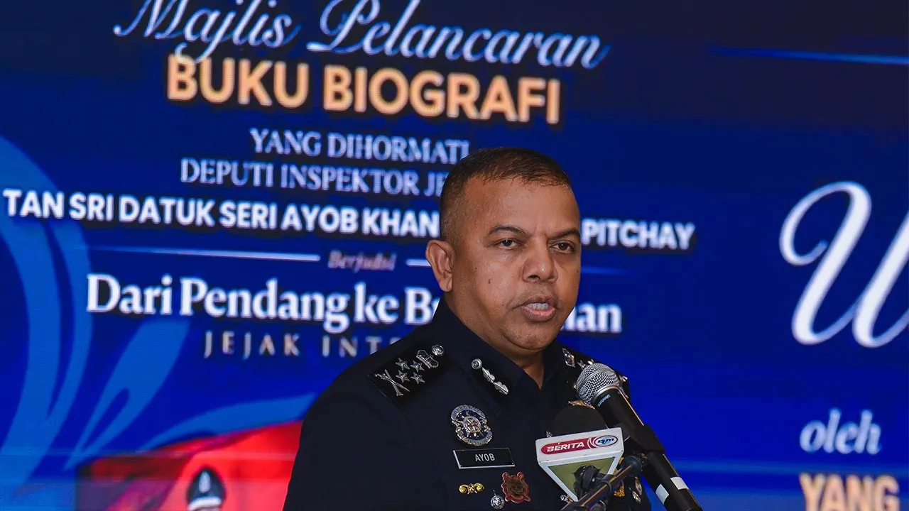 KUALA LUMPUR, 23 Julai -- Timbalan Ketua Polis Negara, Tan Sri Ayob Khan Mydin Pitchay berucap pada Pelancaran Buku Biografinya Berjudul Dari Pendang Ke Bukit Aman Jejak Intergiriti di Kuala Lumpur Golf Country Club, Bukit Kiara hari ini._BERNAMA