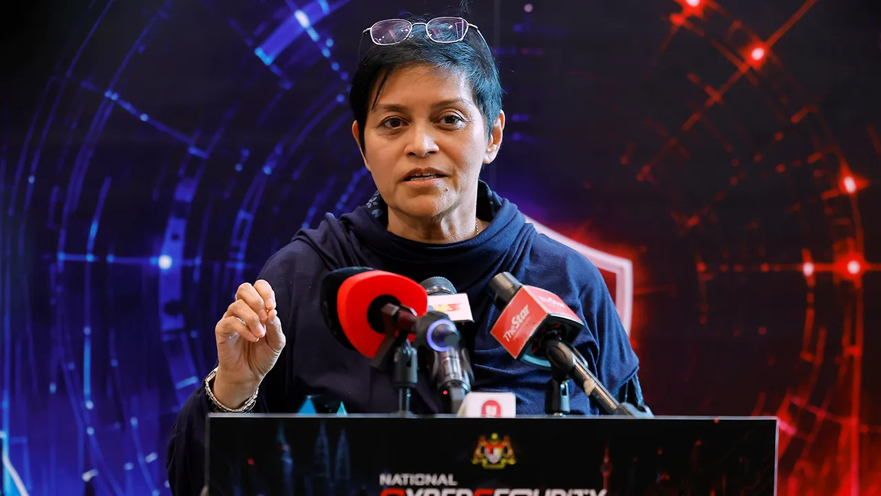 PUTRAJAYA, 7 Julai -- Menteri di Jabatan Perdana Menteri (Undang-Undang dan Reformasi Institusi) Datuk Seri Azalina Othman Said bercakap kepada pemberita selepas hadir ke National Cyber Security Summit (NCSS) 2026 di Pusat Konvensyen Antarabangsa Putrajaya (PICC) hari ini._BERNAMA