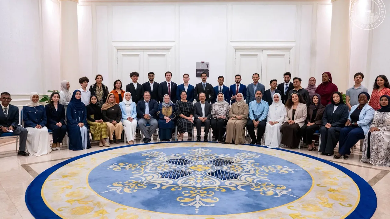 Alhamdulillah, saya berpeluang bertemu 22 orang pemimpin muda dari 12 negara yang sedang menghadiri AZM Global Leaders Kuala Lumpur Summit 2026 di Putrajaya petang ini.  Saya berkongsi pandangan cabaran kepimpinan dalam jamak budaya dan latarbelakang harus disandarkan kepada hikmah, kebijaksanaan dan kesabaran. 