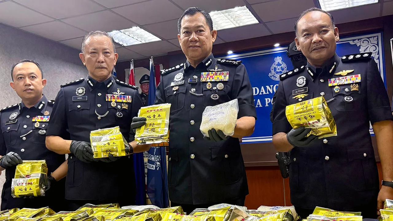 JOHOR BAHRU, 22 Julai -- Ketua Polis Johor Datuk Ab Rahaman Arsad menunjukkan methamphetamine bernilai RM3.04 juta yang dirampas serta antara lapan suspek yang ditahan menerusi satu operasi di bandar raya ini pada 18 Julai lepas, dalam sidang media di Ibu Pejabat Polis Kontinjen Johor hari ini.  --fotoBERNAMA (2026) HAK CIPTA TERPELIHARA
