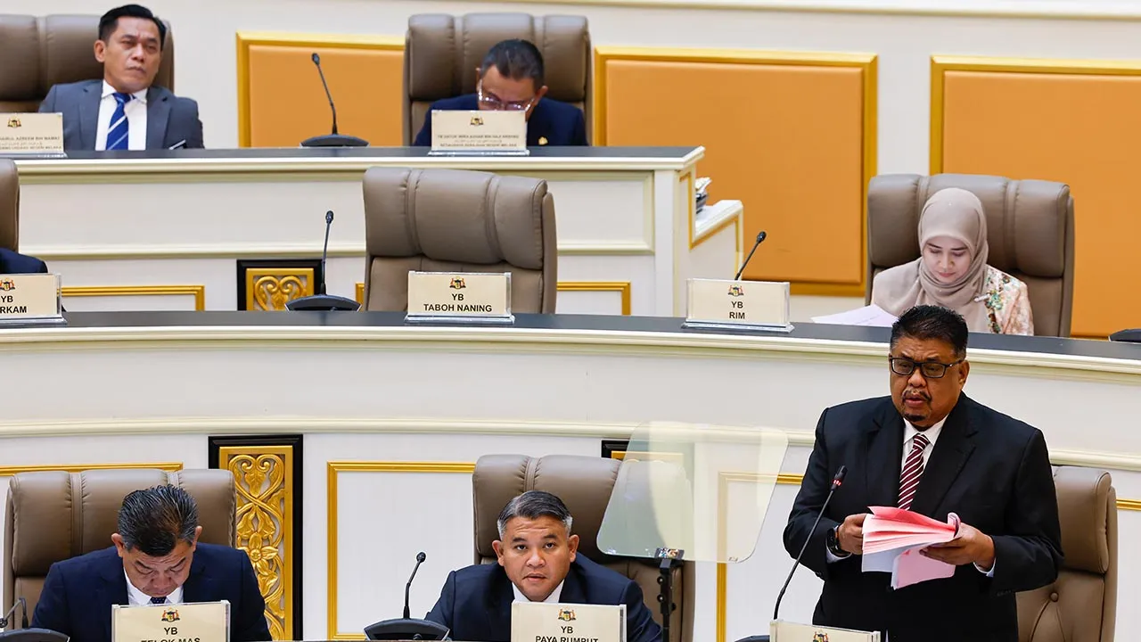 MELAKA, 5 Dis -- Ketua Menteri Melaka Datuk Seri Ab Rauf Yusoh (kanan) semasa sesi membentang Bajet 2026 pada Persidangan Ketiga (Bajet), Penggal Keempat Dewan Undangan Negeri (DUN) Melaka yang ke-15 di Kompleks Seri Negeri dekat Ayer Keroh, hari ini.  --fotoBERNAMA (2025) HAK CIPTA TERPELIHARA