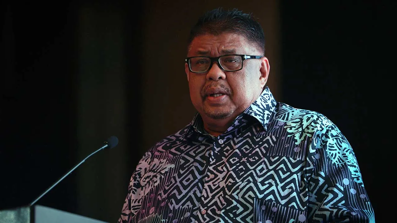 MELAKA, 28 Julai -- Ketua Menteri Melaka Datuk Seri Ab Rauf Yusoh menyampaikan ucapan pada majlis makan malam sempena 22nd Secretariat Meeting of ASEAN Parties Against Corruption di sebuah hotel dekat Banda Hilir, hari ini.  --fotoBERNAMA (2026) HAK CIPTA TERPELIHARA  MELAKA, July 28 -- Melaka Chief Minister Datuk Seri Ab Rauf Yusoh delivering his speech during a dinner held in conjunction with the 22nd Secretariat Meeting of ASEAN Parties Against Corruption at a hotel in Banda Hilir today.  --fotoBERNAMA (