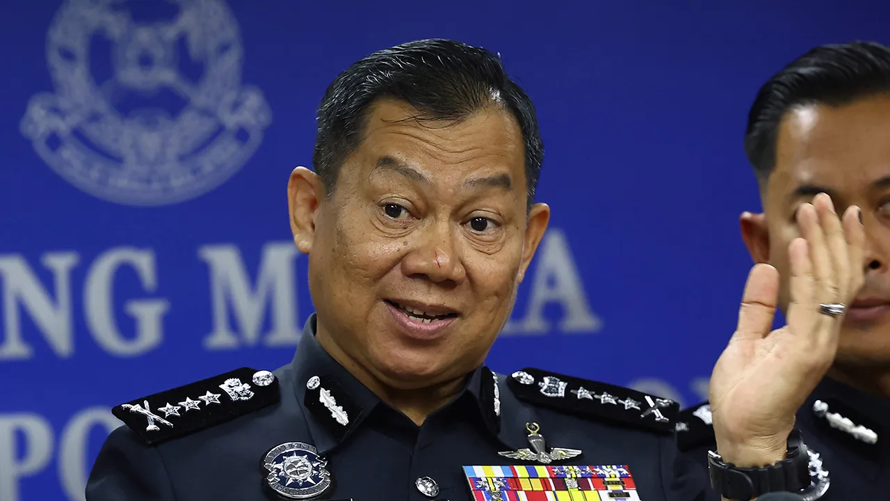 JOHOR BAHRU, 28 Julai -- Ketua Polis Johor Datuk Ab Rahaman Arsad ketika sidang media di Ibu Pejabat Polis Kontinjen Johor, hari ini.  Sindiket penipuan dalam talian beroperasi di Forest City tumpas, 335 individu termasuk 309 warga China ditahan dengan rampasan RM1 juta.  --fotoBERNAMA 