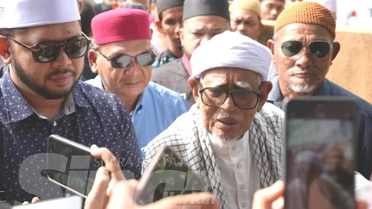 ​MARANG – Kerjasama serta persefahaman yang terjalin antara Perikatan Nasional (PN) dan Barisan Nasional (BN) menjelang Pilihan Raya Negeri (PRN) Negeri Sembilan ke-16 bukanlah wayang politik atau sekadar rekaan semata-mata.  ​Presiden Pas, Tan Sri Abdul Hadi Awang menegaskan, dakwaan atau persepsi dilemparkan sesetengah pihak terhadap hubungan itu adalah tidak berasas memandangkan kedua-dua parti memberikan komitmen penuh dari segi tenaga dan kewangan sepanjang tempoh kempen.