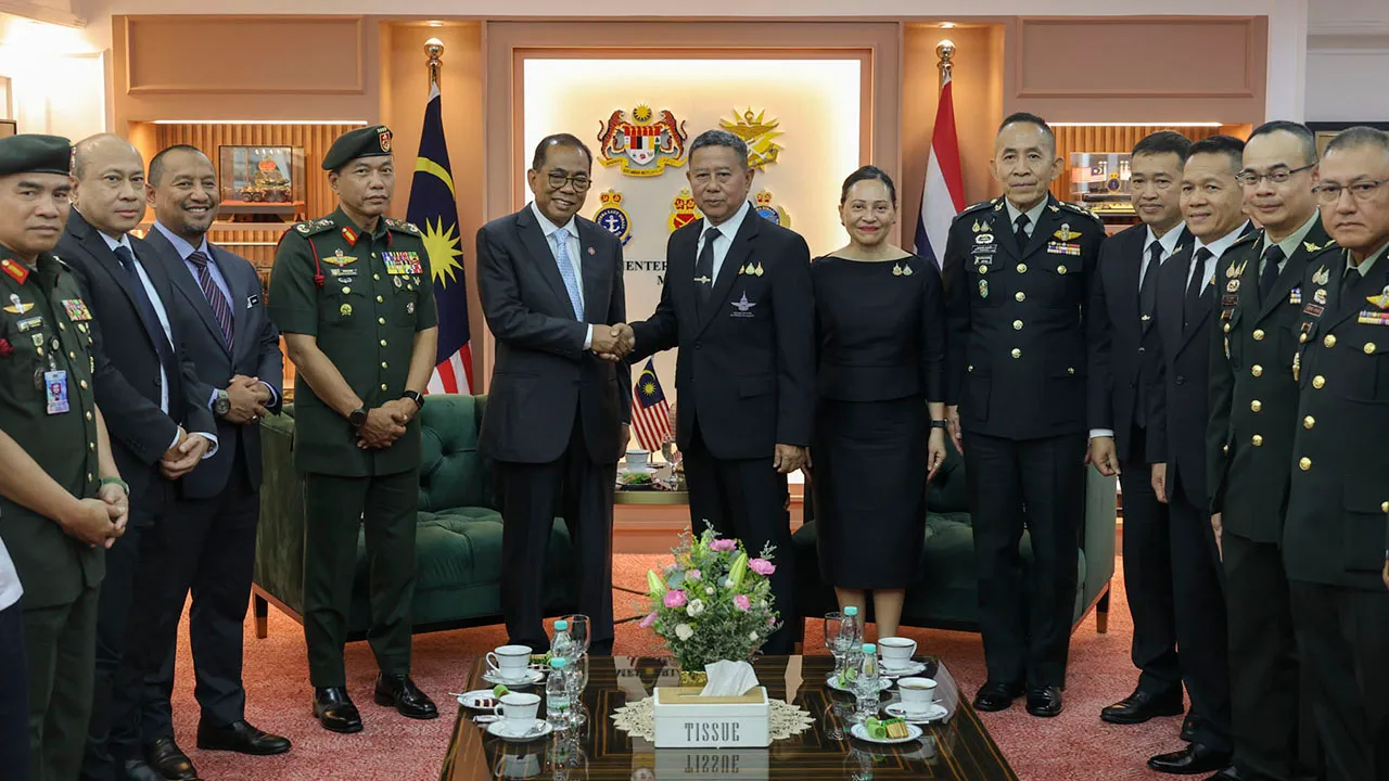 Kuala Lumpur , 14 Julai 2026. Menteri Pertahanan Datuk Seri Mohamed Khaled Nordin memberikan momento kepada  rakan sejawat Leftenan Jeneral Adul Boonthumjaroen  berikutan lawatan rasmi dan kunjungan hormat Menteri Pertahanan Thailand di Wisma Pertahanan Kuala Lumpur. Astro AWANI / SHAHIR OMAR