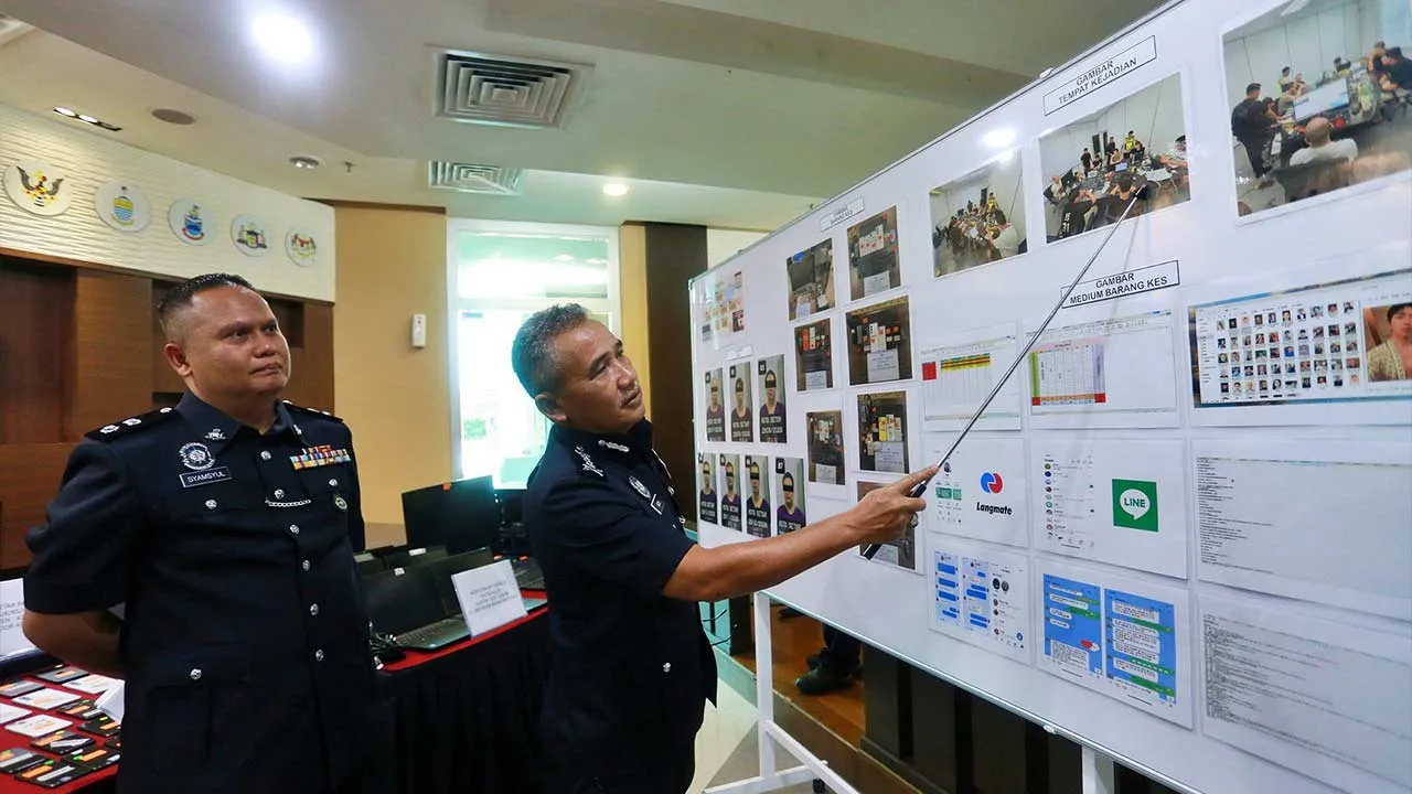 ALOR SETAR, 23 Julai -- Ketua Polis Kedah, Datuk Adzli Abu Shah (kanan) menunjukkan gambar suspek sindiket penipuan dalam talian (love scam) pada sidang medianya di Ibu Pejabat Polis Kontinjen (IPK) Kedah, hari ini.  -- fotoBERNAMA (2026) HAK CIPTA TERPELIHARA