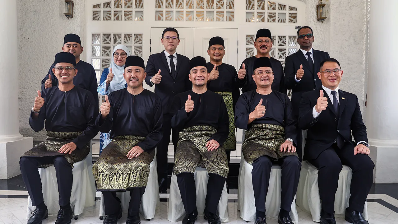 JOHOR BAHRU, 18 Julai -- Menteri Besar Datuk Onn Hafiz Ghazi (tengah) bergambar dengan barisan Ahli Majlis Mesyuarat Kerajaan Negeri (EXCO) Johor yang baharu pada sidang media pengumuman barisan ahli majlis itu di Kediaman Rasmi Menteri Besar, Saujana hari ini._BERNAMA