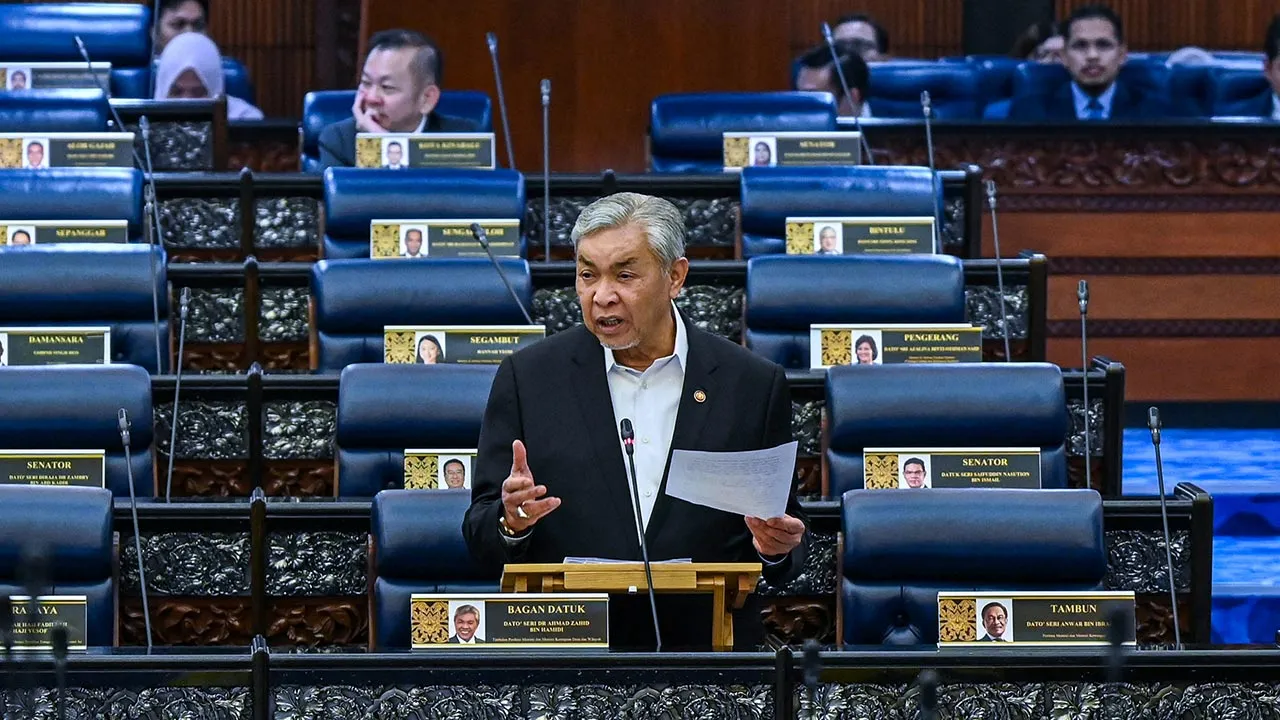 KUALA LUMPUR, 1 Julai -- Timbalan Perdana Menteri Datuk Seri Dr Ahmad Zahid Hamidi ketika menggulung perbahasan Rang Undang-Undang (RUU) Jenayah Siber 2026 pada Mesyuarat Kedua Penggal Kelima Parlimen ke-15 Dewan Rakyat di Bangunan Parlimen hari ini.  --fotoBERNAMA (2026) HAK CIPTA TERPELIHARA