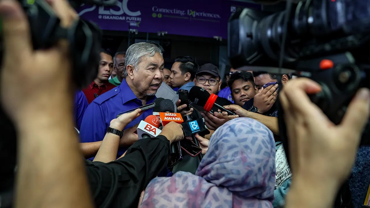 ISKANDAR PUTERI, 5 Julai -- Timbalan Perdana Menteri yang juga Menteri Kemajuan Desa dan Wilayah Datuk Seri Dr Ahmad Zahid Hamidi bercakap kepada pemberita selepas hadir pada Majlis Perasmian Program Jelajah TVET MARA Peringkat Negeri Johor di Kompleks Sukan Educity hari ini.  --fotoBERNAMA (2026) HAK CIPTA TERPELIHARA