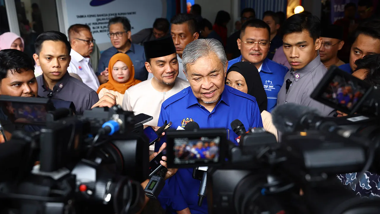 JOHOR BAHRU, 3 Julai — Timbalan Perdana Menteri Datuk Seri Dr Ahmad Zahid Hamidi bercakap pada sidang media selepas Majlis Libat Urus Kepimpinan Bersama Ibu Bapa Tabika Kemas Bangsa Johor, di Flat Perumahan Larkin Court 1 hari ini.Hadir sama Menteri Besar Johor Datuk Onn Hafiz Ghazi dan calon N44 Larkin Mohd Hairi Mad Shah._BERNAMA