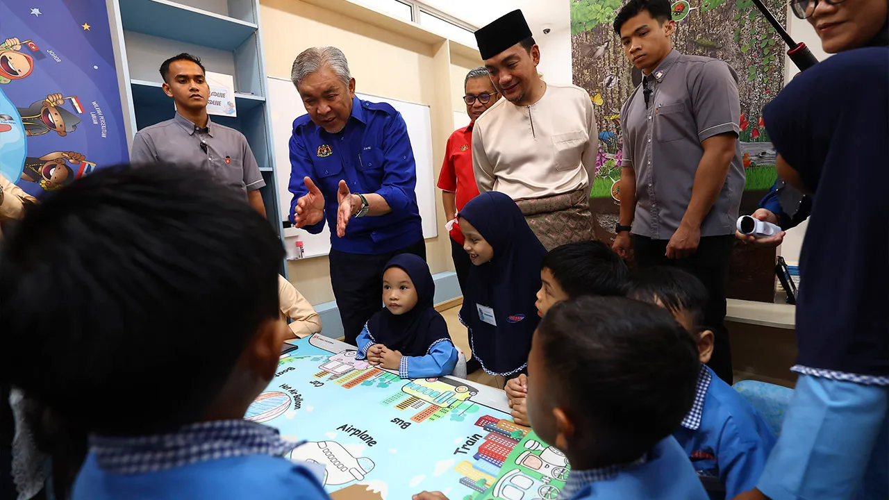 JOHOR BAHRU, 3 Julai — Timbalan Perdana Menteri Datuk Seri Dr Ahmad Zahid Hamidi diiringi Menteri Besar Johor Datuk Onn Hafiz Ghazi beramah mesra dengan kanak-kanak pada Majlis Libat Urus Kepimpinan Bersama Ibu Bapa Tabika Kemas Bangsa Johor, di Flat Perumahan Larkin Court 1 hari ini._BERNAMA