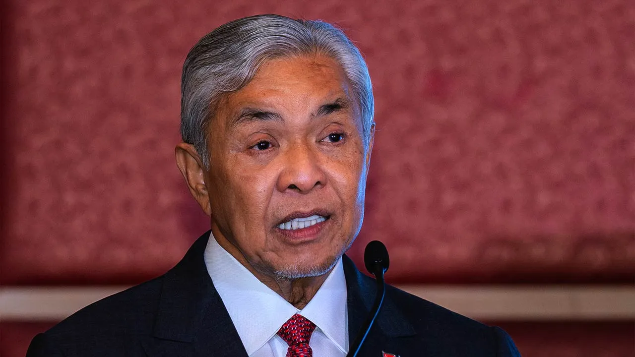 KUALA LUMPUR, 13 Julai -- Timbalan Perdana Menteri merangkap Menteri Kemajuan Desa dan Wilayah Datuk Seri Dr Ahmad Zahid Hamidi berucap pada Majlis Amanat Bersama Kontinjen TVET@KKDW Ke Worldskills Shanghai 2026 di sebuah hotel hari ini.  --fotoBERNAMA (2026) HAK CIPTA TERPELIHARA