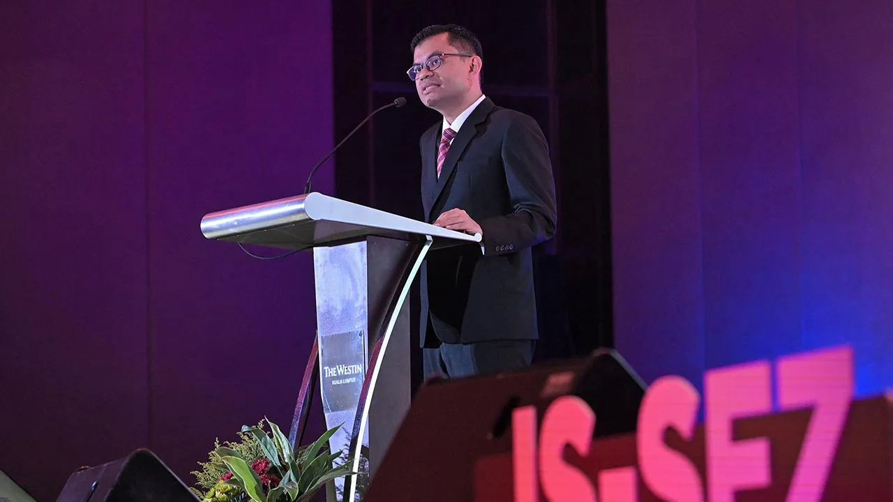 KUALA LUMPUR, July 1 -- Economy Minister Akmal Nasrullah Mohd Nasir delivers a speech during the Johor-Singapore Special Economic Zone (JS-SEZ) Executive Forum at a hotel in Kuala Lumpur today.  --fotoBERNAMA (2026) HAK CIPTA TERPELIHARA