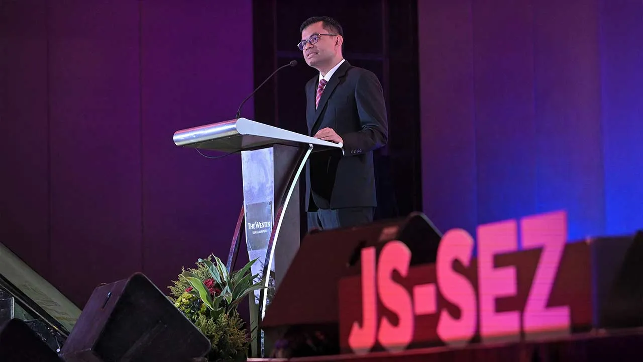 KUALA LUMPUR, July 1 -- Economy Minister Akmal Nasrullah Mohd Nasir delivers a speech during the Johor-Singapore Special Economic Zone (JS-SEZ) Executive Forum at a hotel in Kuala Lumpur today.  --fotoBERNAMA (2026) HAK CIPTA TERPELIHARA
