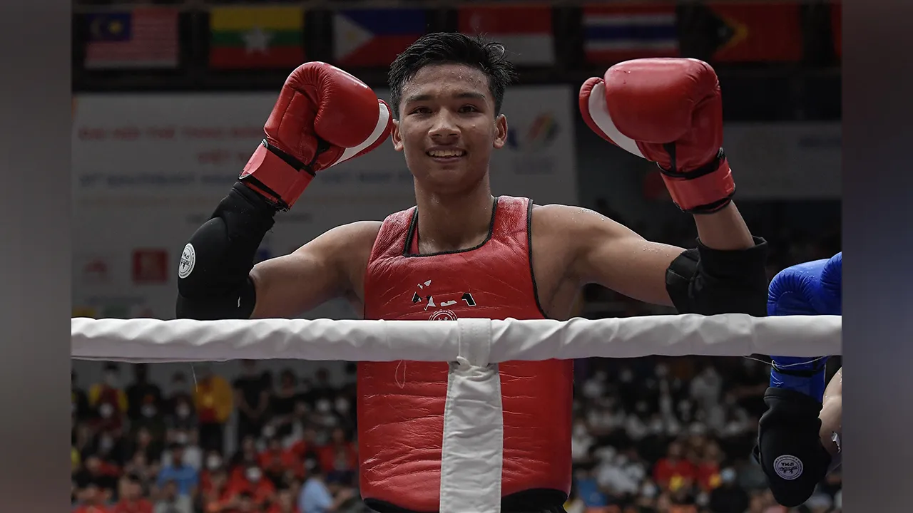 VINH YEN, 22 Mei -- Senyuman gembira terukir di wajah atlet Muay Thai negara Ahmad Nor Iman Aliff Rakib selepas berjaya memenangi pingat emas dalam kategori lelaki elit bawah 54 kilogram setelah menewaskan Huynh Hoang Phi dari Vietnam pada Sukan SEA ke-31 di Bacninh Gymnasium hari ini.  --fotoBERNAMA (2022) HAK CIPTA TERPELIHARA