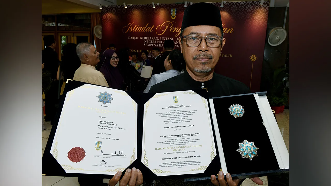 GEORGE TOWN, 11 Julai -- Anak saudara Allahyarham Datuk Nordin Ahmad, Mohd Sabri Mohd Sidik, 60, menerima Darjah Setia Pangkuan Negeri (DSPN) membawa gelaran “Datuk” yang dianugerahkan kepada seniman itu sempena Sambutan Ulang Tahun ke-85 Yang Dipertua Negeri Tun Ramli Ngah Talib hari ini.  Mohd Sabri berkata penganugerahan darjah berkenaan selepas 55 tahun pemergiannya disifatkan sebagai pengiktirafan yang amat wajar terhadap jasa dan sumbangan besar tokoh seni kelahiran Pulau Pinang itu kepada industri pe